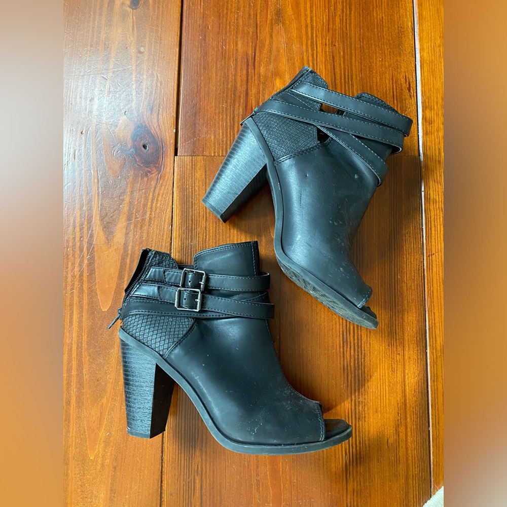 pleather open toe ankle bootie heels from simply vera vera wang !!